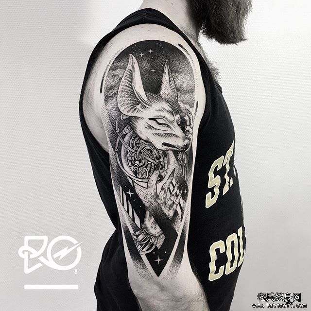 大臂几何点刺暗黑猫咪纹身图案