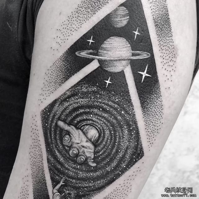 大臂星空纹身图案