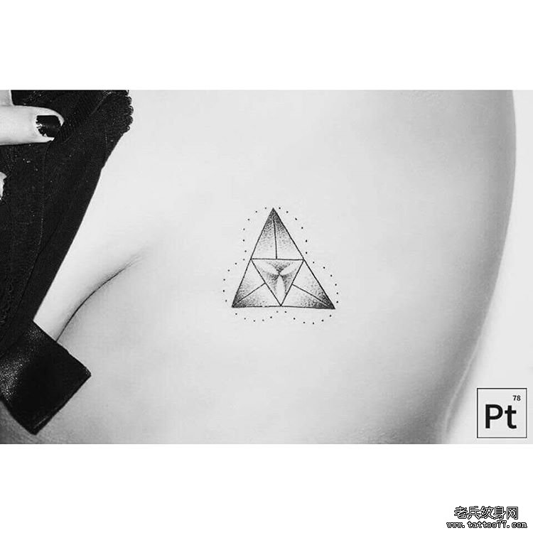 侧腰三角形点刺纹身