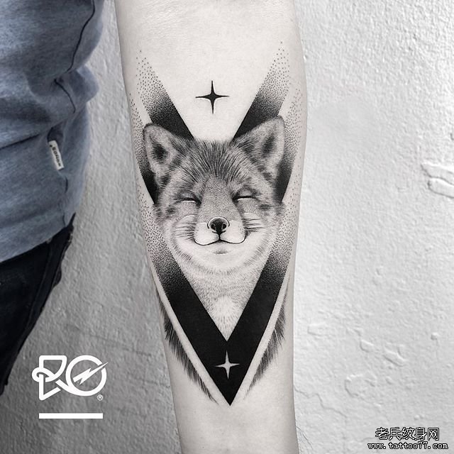 小臂狐狸纹身图案
