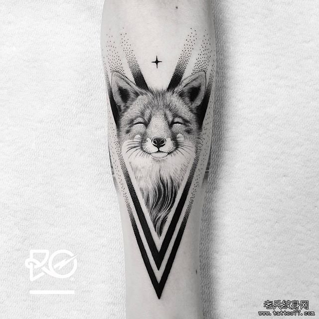 小臂狐狸纹身图案