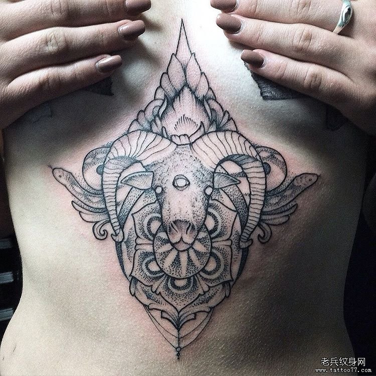 胸口羊头梵花纹身