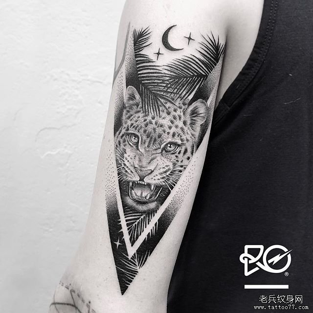 大臂豹子纹身图案