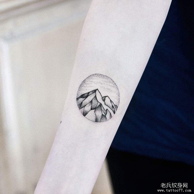 小臂圆形点刺山峰纹身