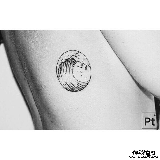 侧腰黑灰浪花纹身