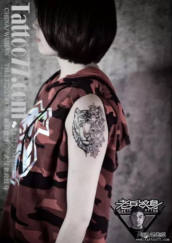 老兵店内作品欣赏——女生大臂黑灰纹身