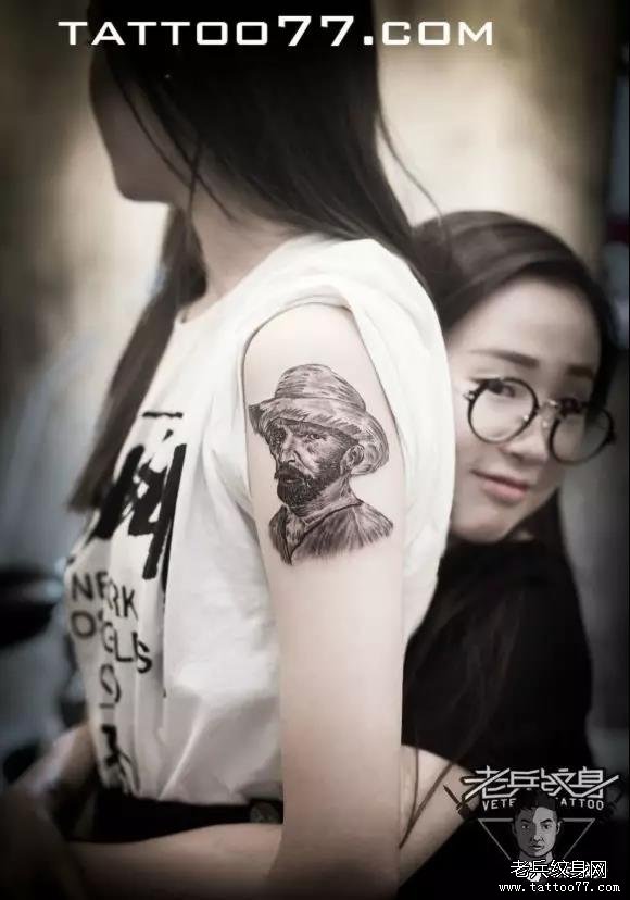 老兵店内作品欣赏——女生大臂黑灰纹身