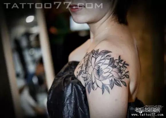 老兵店内作品欣赏——女生大臂黑灰纹身