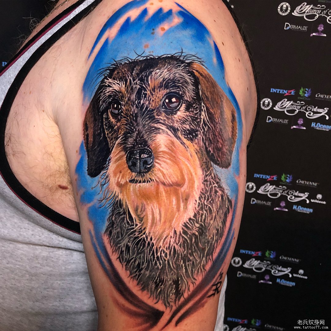 大臂写实狗狗纹身图案