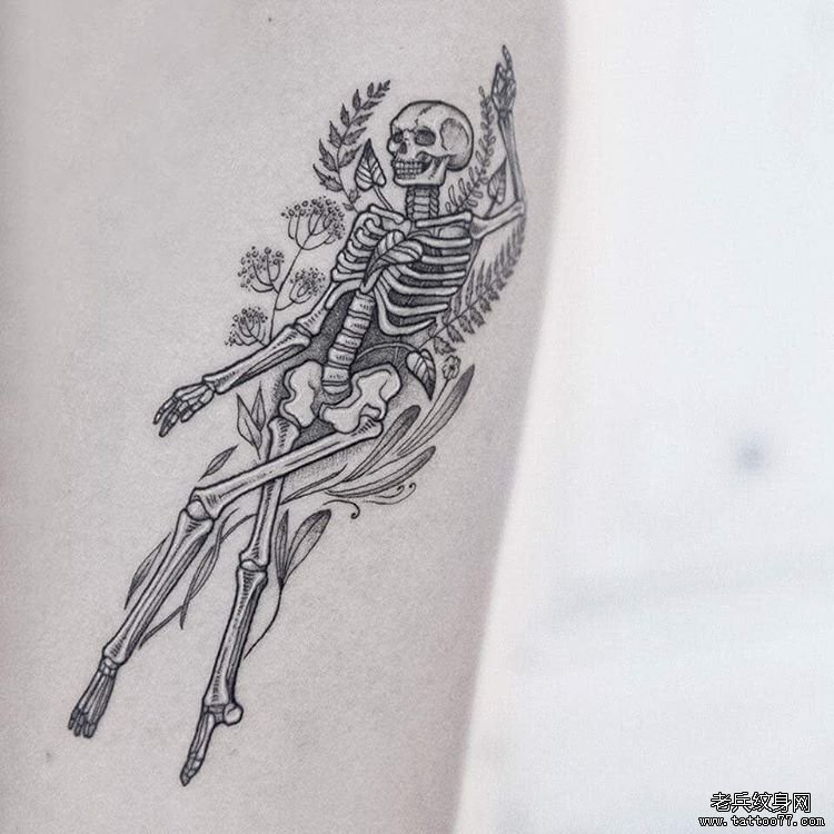 手臂黑灰骨架文身