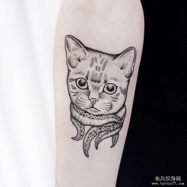 手臂点刺猫咪文身