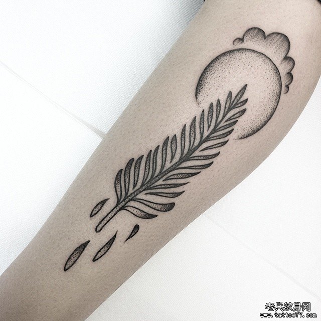 手臂黑灰树叶文身