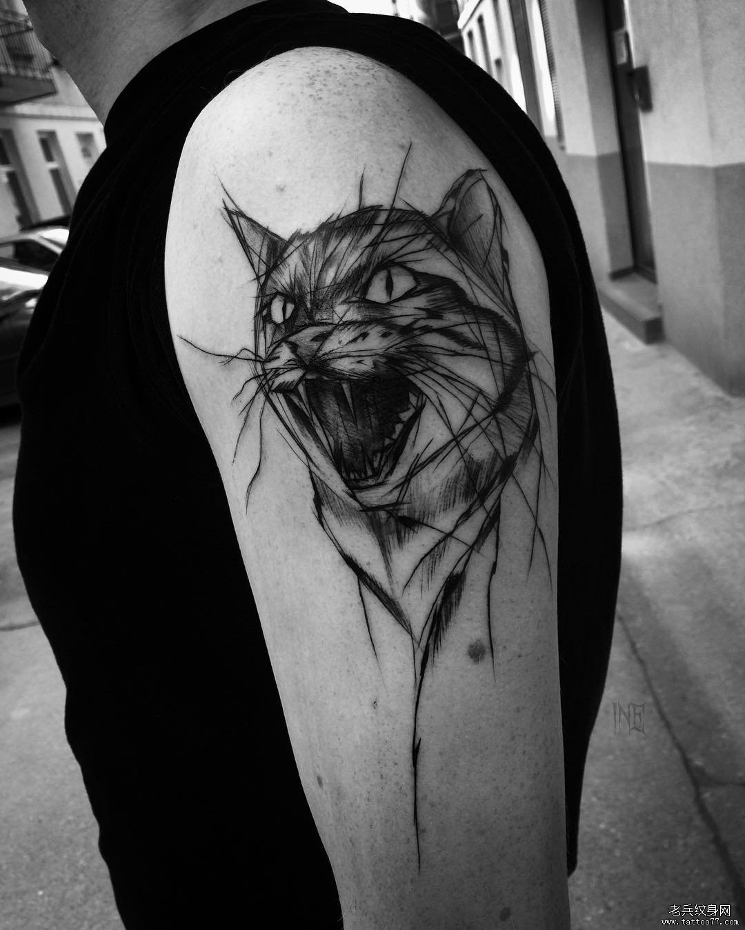 大臂抽象线条简笔暗黑猫咪纹身图案