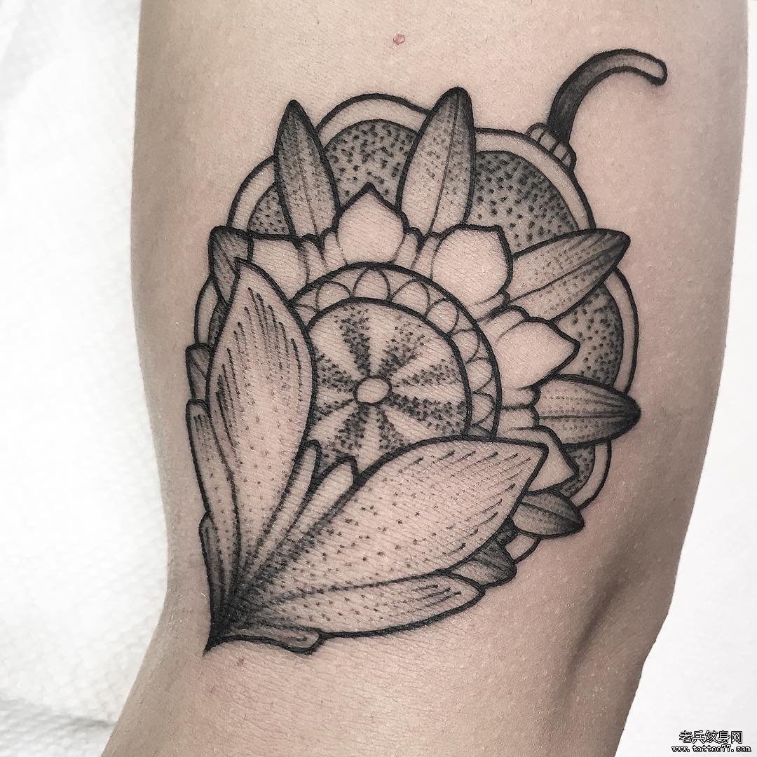 手臂黑灰花朵纹身