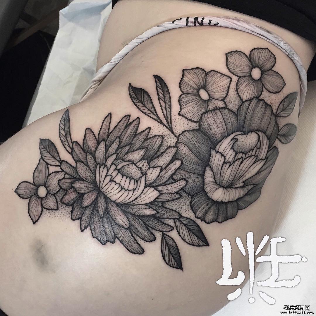 大腿黑灰花朵纹身
