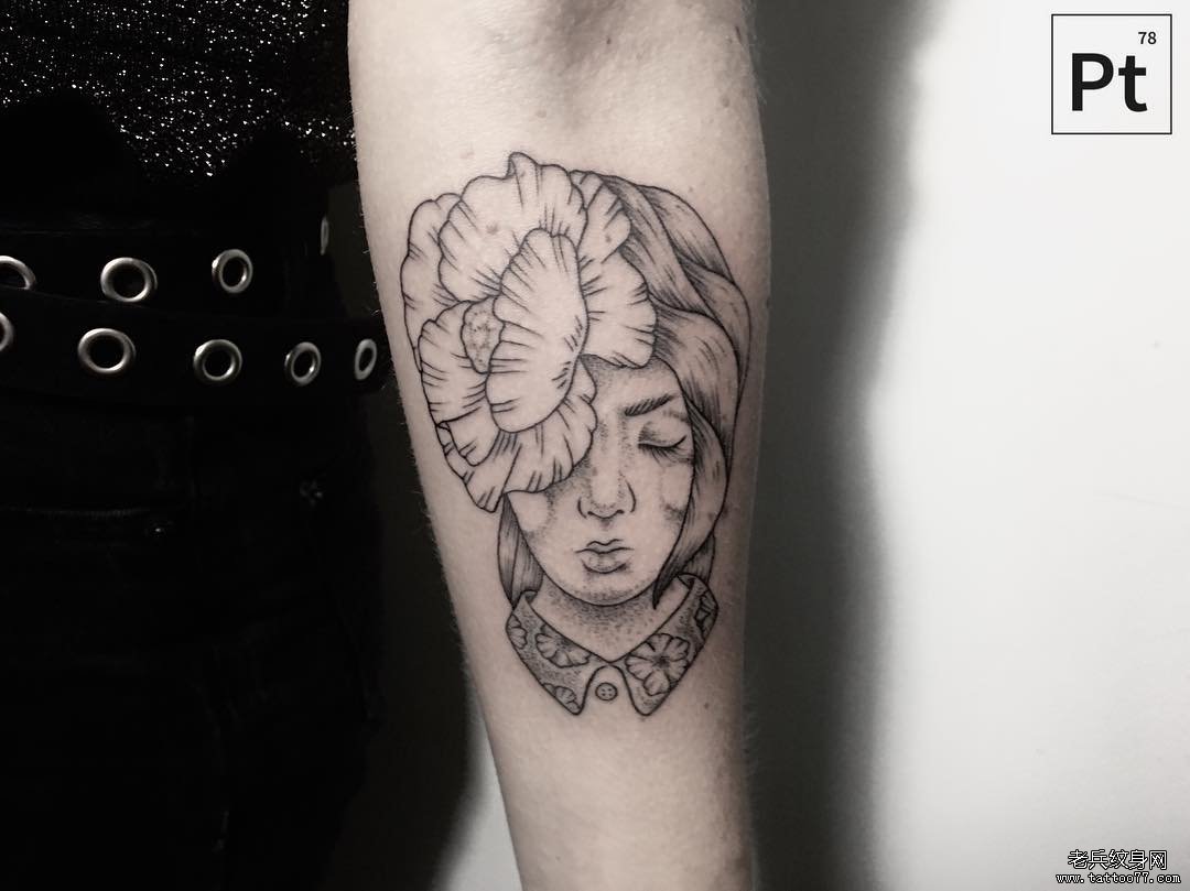手臂黑灰女郎花朵纹身