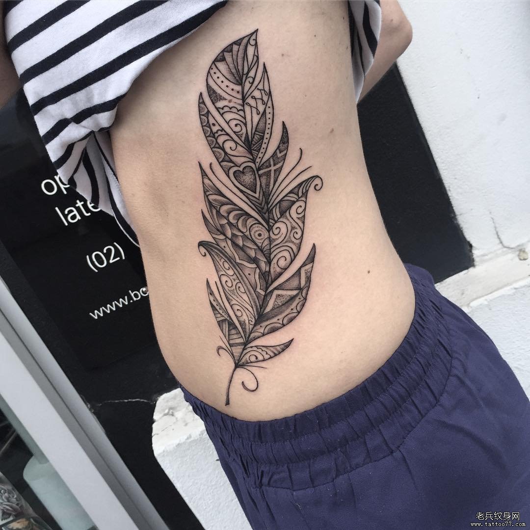 侧腰黑灰梵花羽毛文身