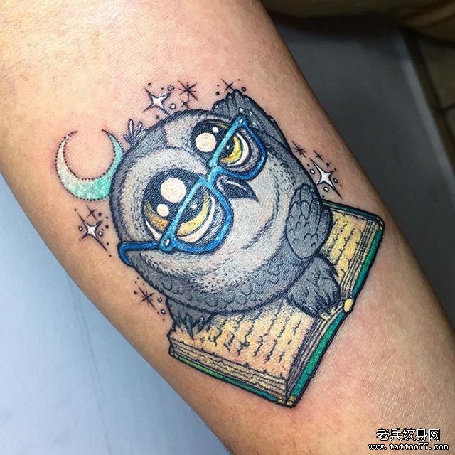 彩色卡通猫头鹰纹身图案