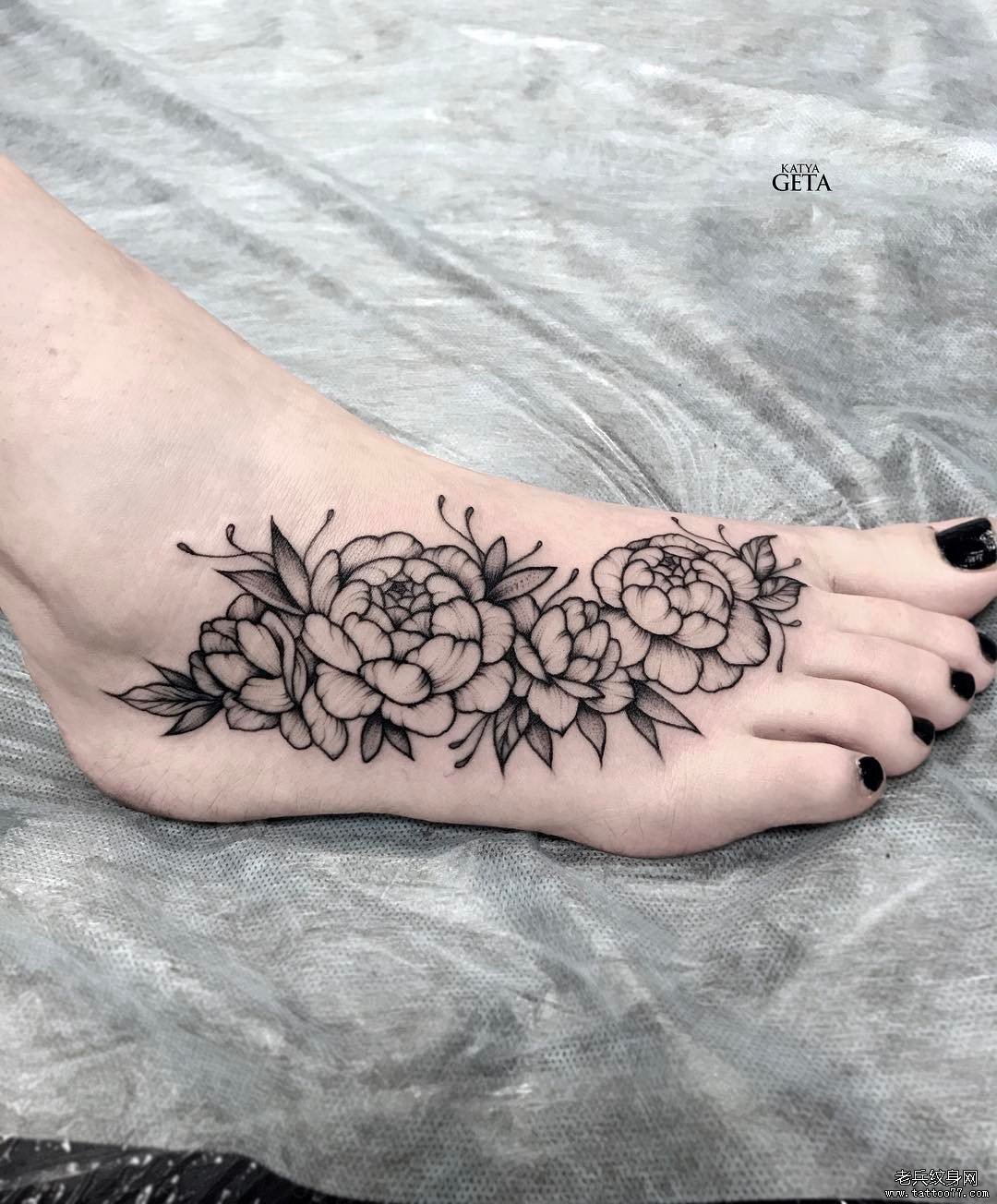 脚背黑灰花朵纹身