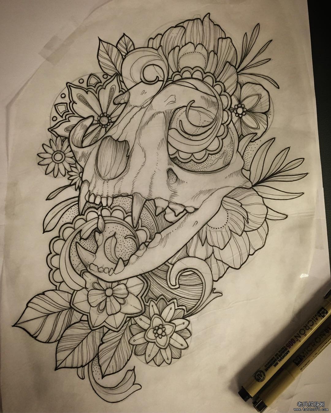 线条骷髅花朵纹身