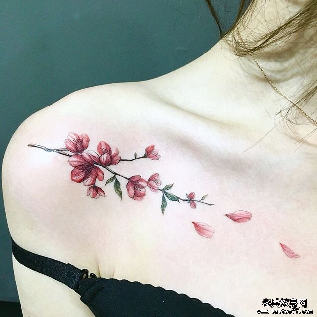 锁骨小清新花卉纹身图案