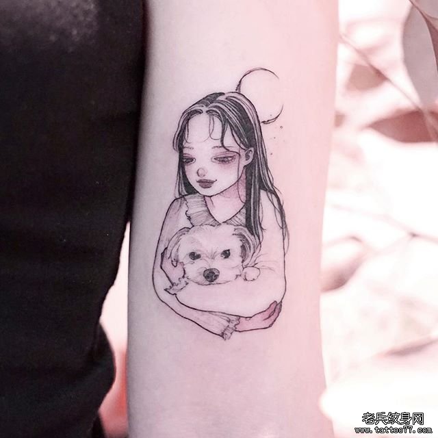 手臂黑灰小清新女生怀抱狗狗文身
