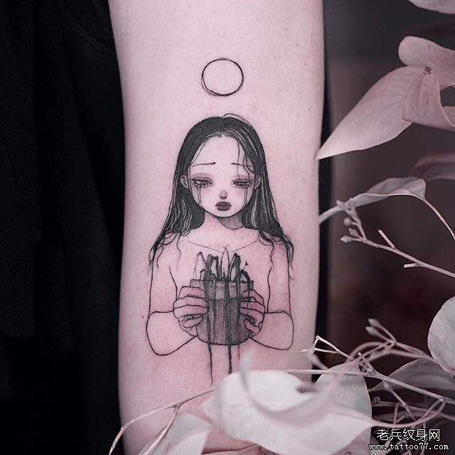 手臂黑灰小清新女孩花盆文身