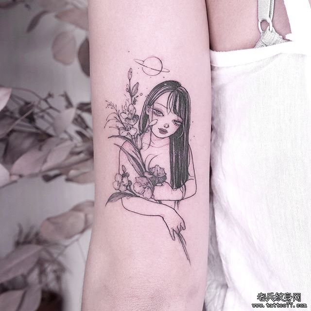 手臂黑灰女生土星文身