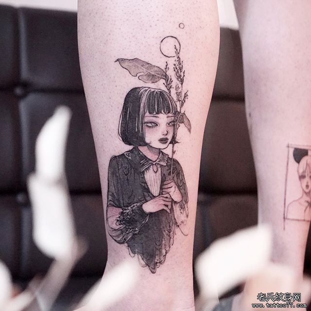 手臂黑灰女孩卡通肖像文身