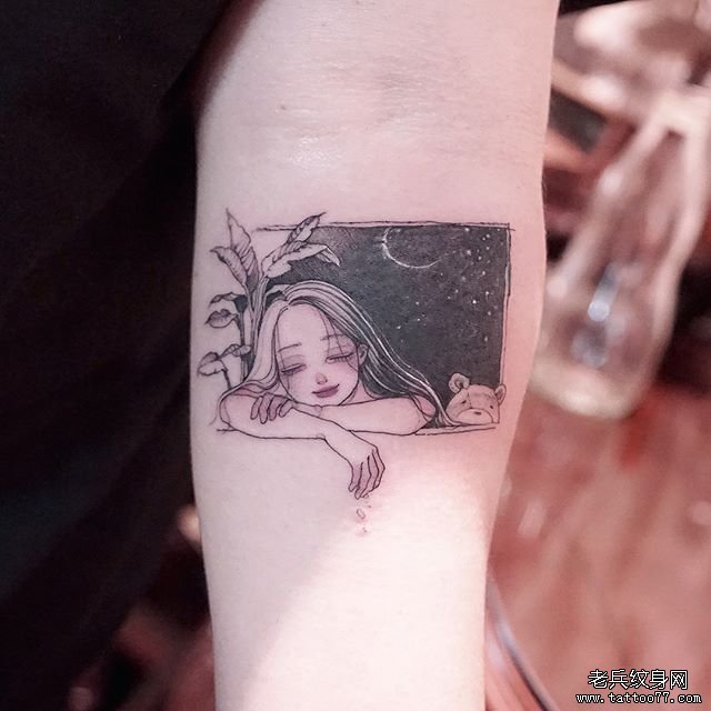 手臂黑灰女孩星空文身