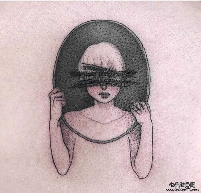 背部黑灰男孩肖像纹身