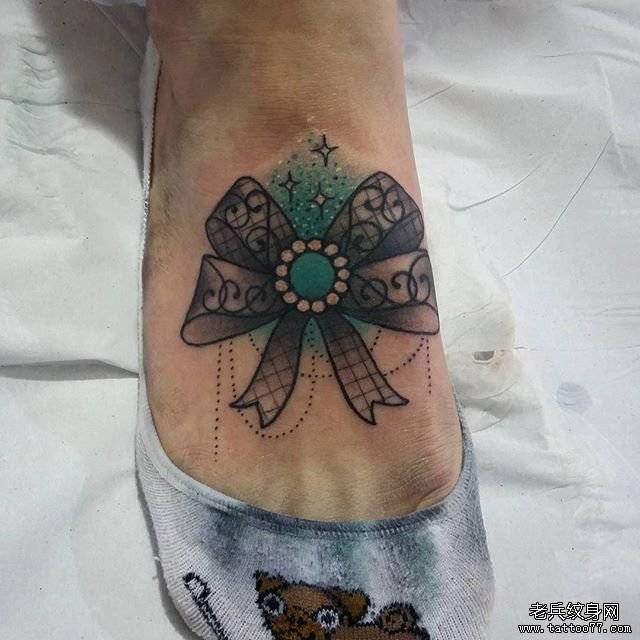 脚背蝴蝶结纹身图案