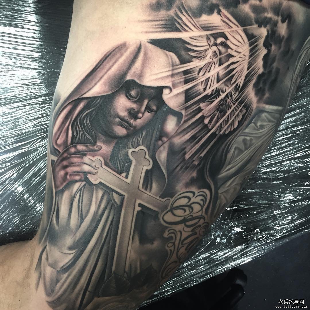 黑灰写实圣母十字架纹身图案
