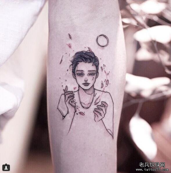 手臂小清新男生肖像纹身