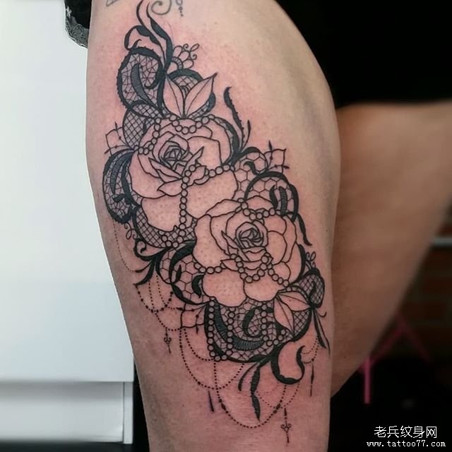 大腿玫瑰蕾丝吊坠纹身图案