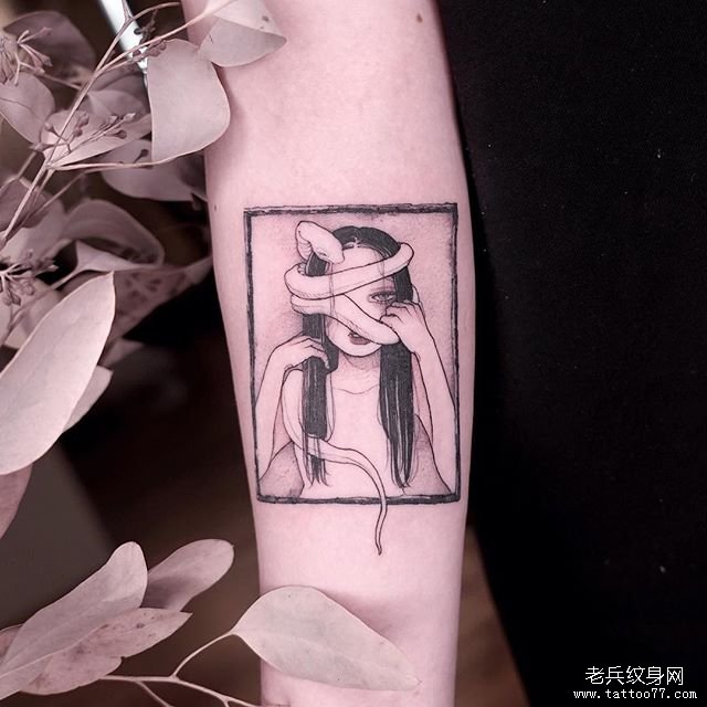 手臂小清新女孩白蛇文身