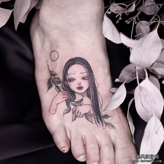 脚背小清新女孩肖像纹身