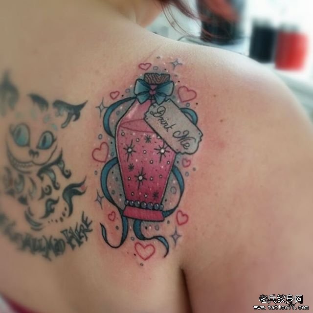 后肩粉色可爱水瓶纹身图案