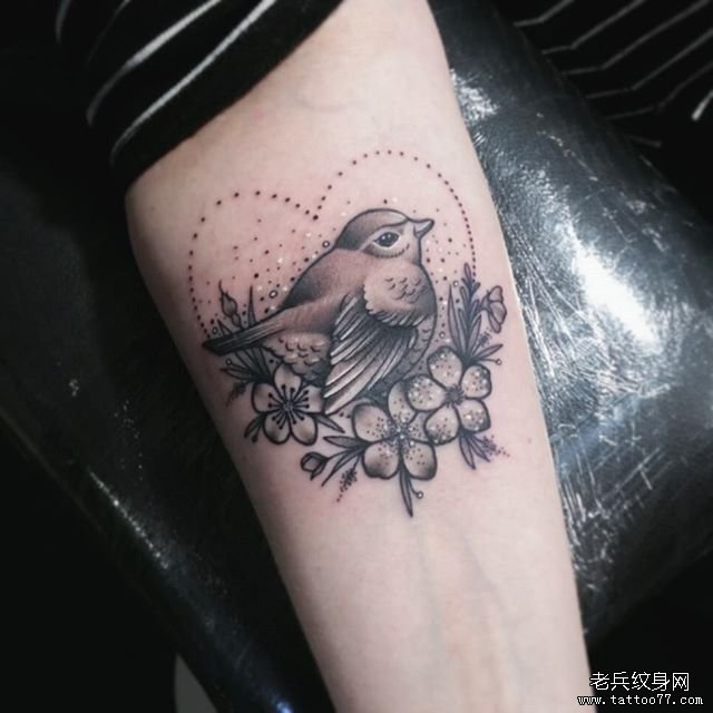 小臂爱心小鸟花环纹身图案