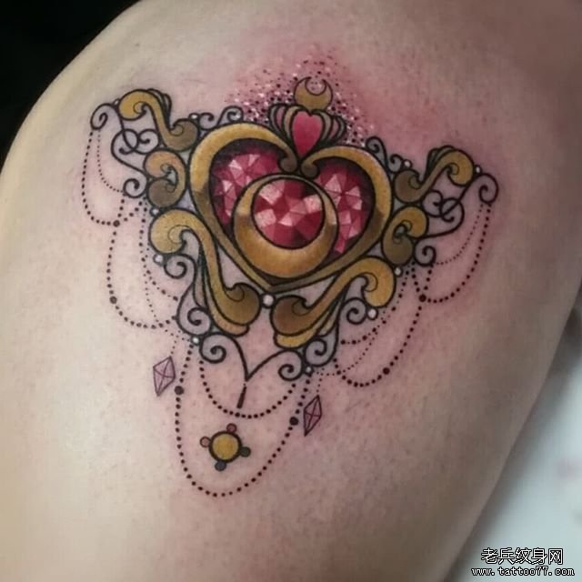大腿爱心红宝石月亮吊坠纹身图案