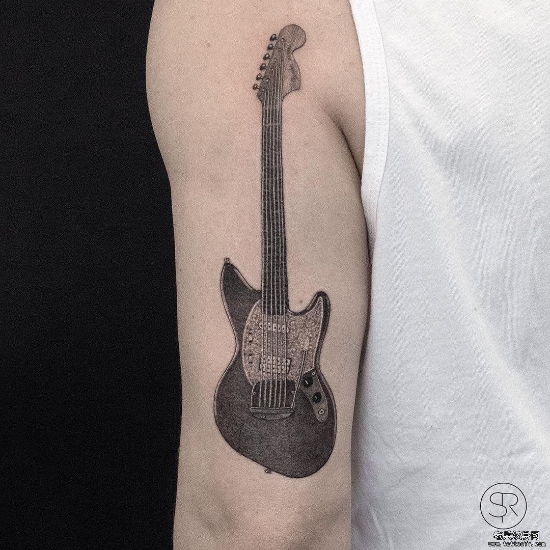 手臂黑灰吉他tattoo