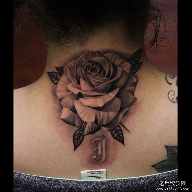 脖子写实玫瑰纹身图案