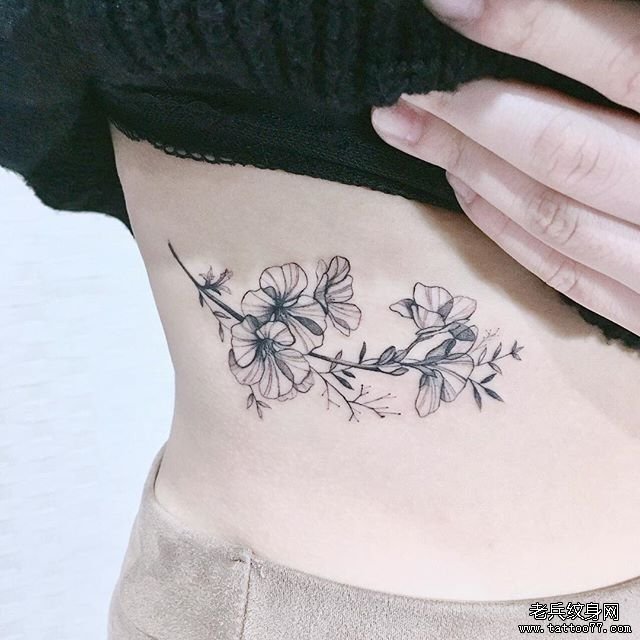 胸下小清新黑灰花卉纹身图案