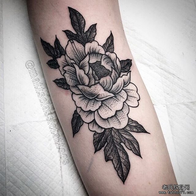 个性黑灰花纹身图案