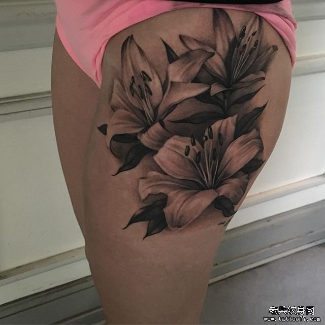 大腿写实花纹身图案