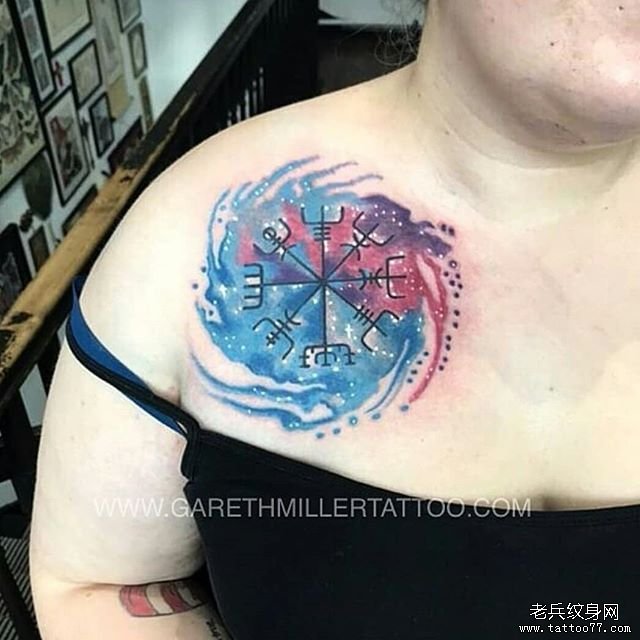 胸口水彩个性纹身图案