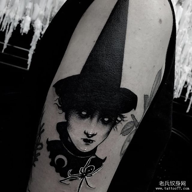 手臂黑灰女巫纹身