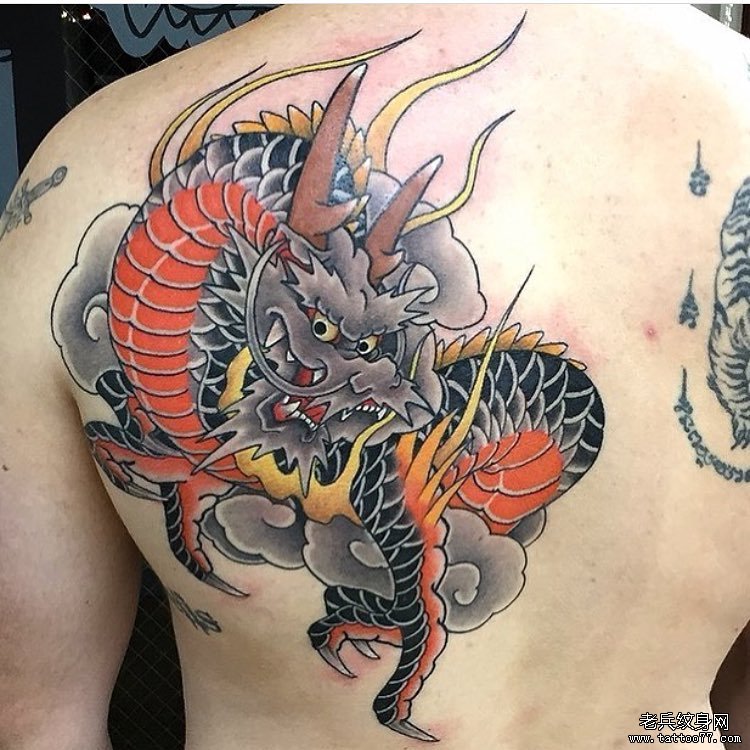 后背传统龙纹身图案
