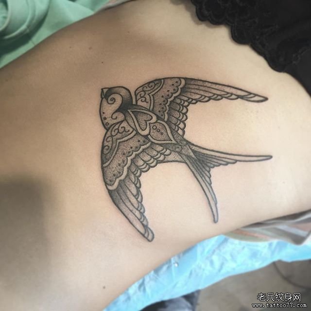 燕子纹身图案