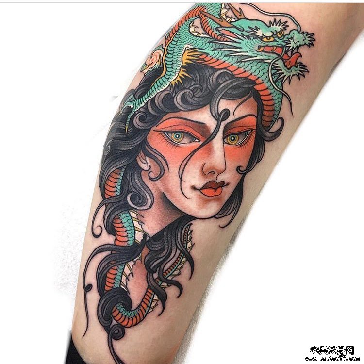 腿部彩色女郎龙纹身图案